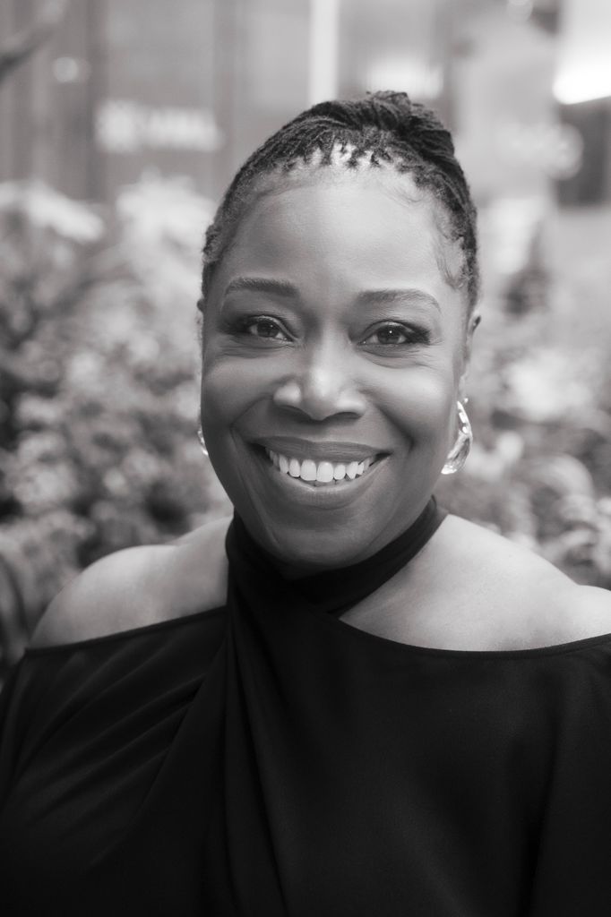 Gros plan de femme souriant portant une robe noire