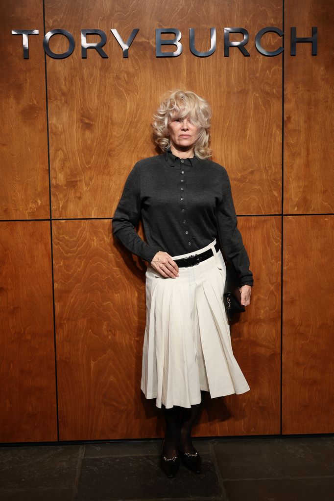 Le moment inattendu de Marilyn Monroe de Pamela Anderson est une masterclass de mode des années 50 4 Pamela Anderson en pull gris assiste au défilé Tory Burch automne/hiver 2026 lors de la Fashion Week de New York