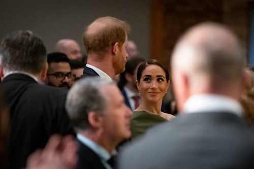 Meghan, a Duquesa de Sussex, sorri para o Príncipe Harry, o Duque de Sussex durante o "Falta um ano" Jantar dos Jogos Invictus 