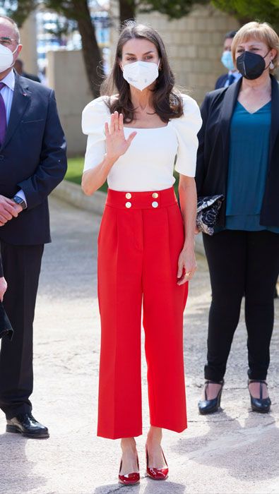 queen letizia red trousers