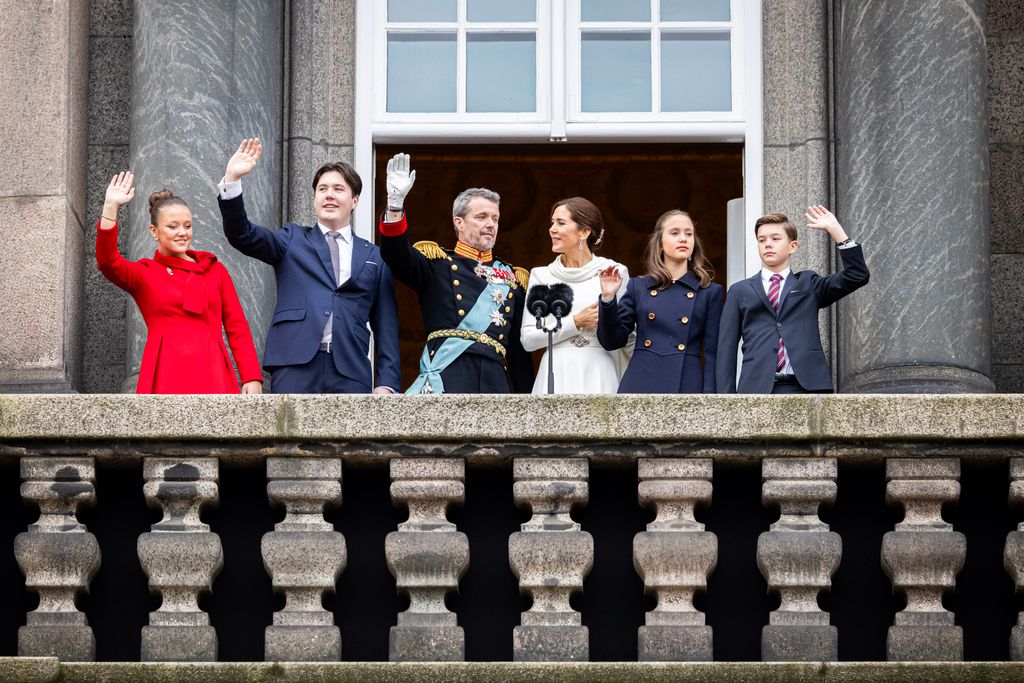 Princess Isabella, Crown prince Christian, King Frederik, Queen Mary, Princess Josephine and Prince Vincent waving from a balcony
