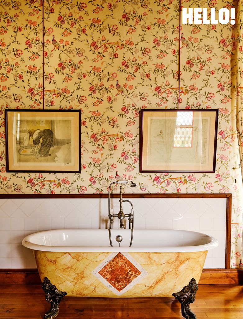 Un bain jaune avec un intérieur floral dans le château toulouse-lautrec