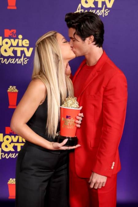 Madelyn Cline kisses Chase Stokes at 2021 MTV Movie & TV Awards
