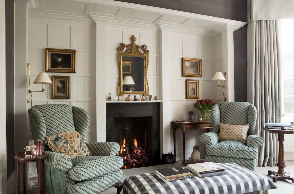9 astuces simples pour élever votre petit salon selon un architecte d'intérieur 7 Salon avec des murs panifiés et des chaises amorties