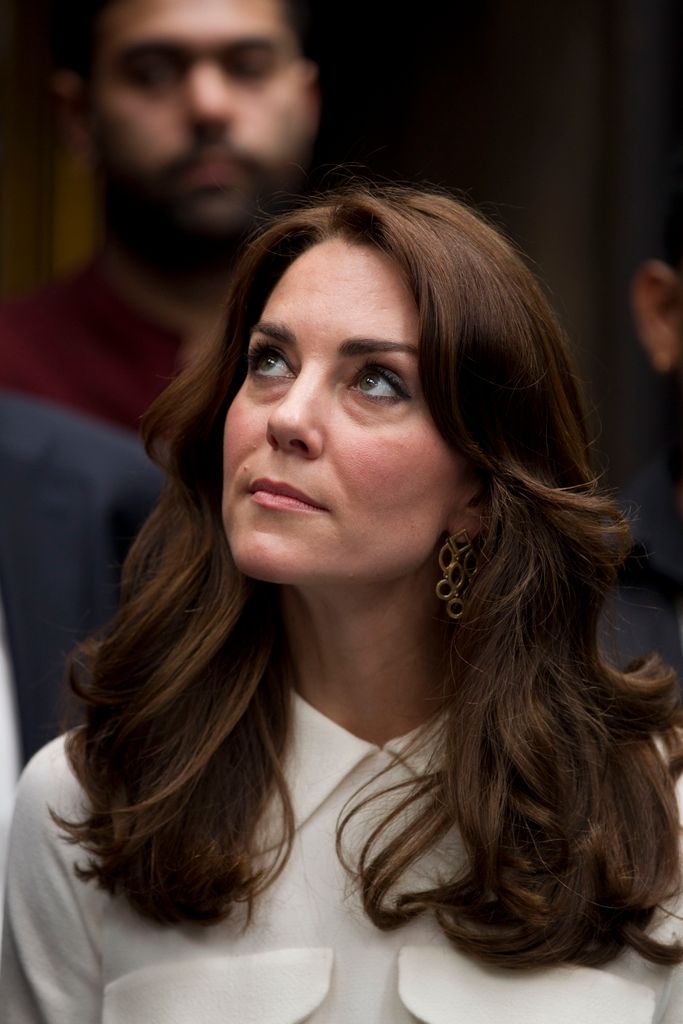 Kate wears her Temple of Heaven earrings in Mumbai, India in 2016