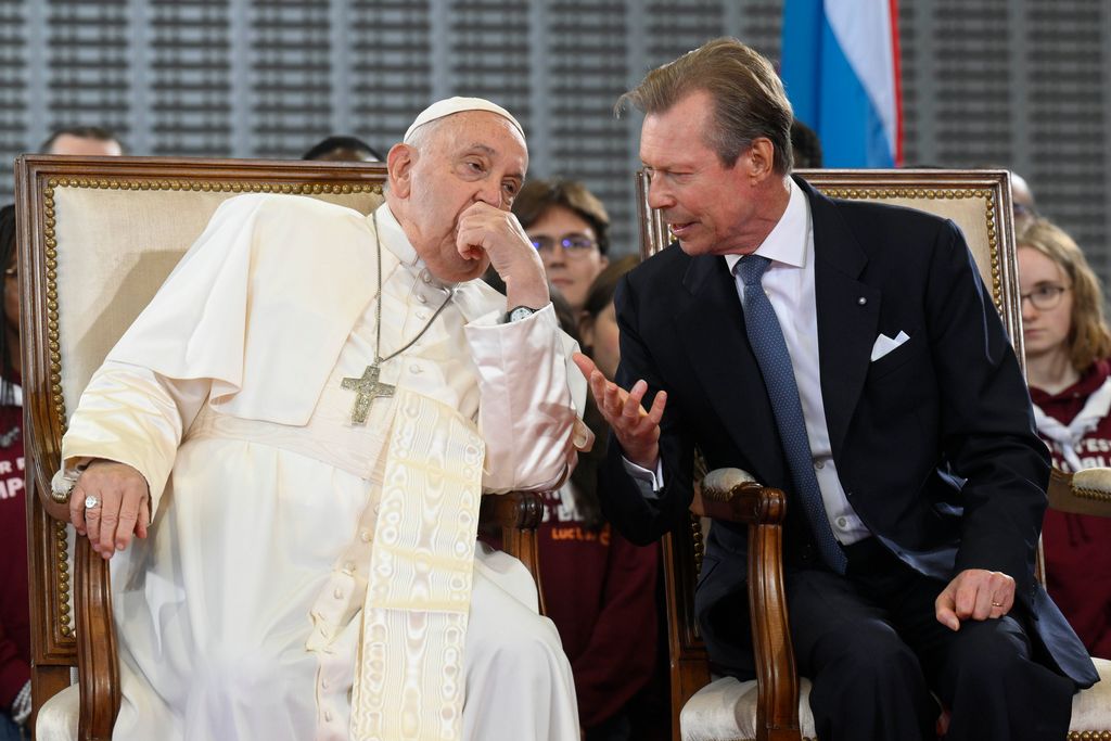Pope Francis leaning in to listen to Grand Duke Henri