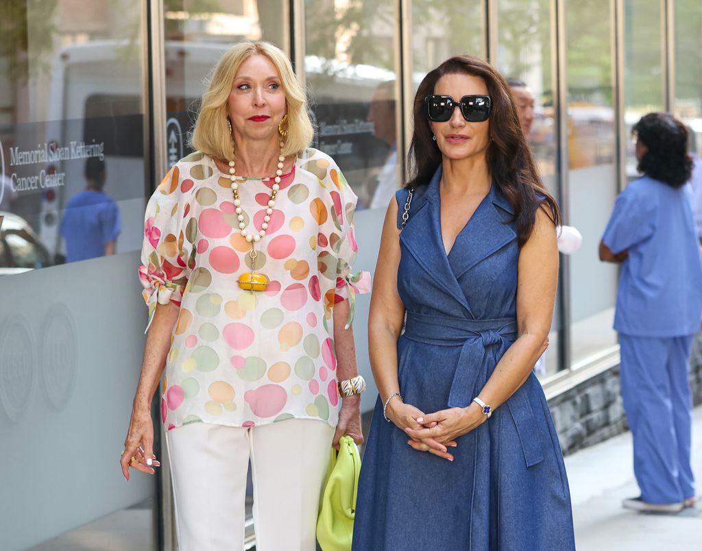 La star de Sex and the City, Julie Halston, 71 ans, fait tourner les têtes lors de sa dernière sortie sur le tapis rouge 2 Julie et Kristin Davis sur le tournage de