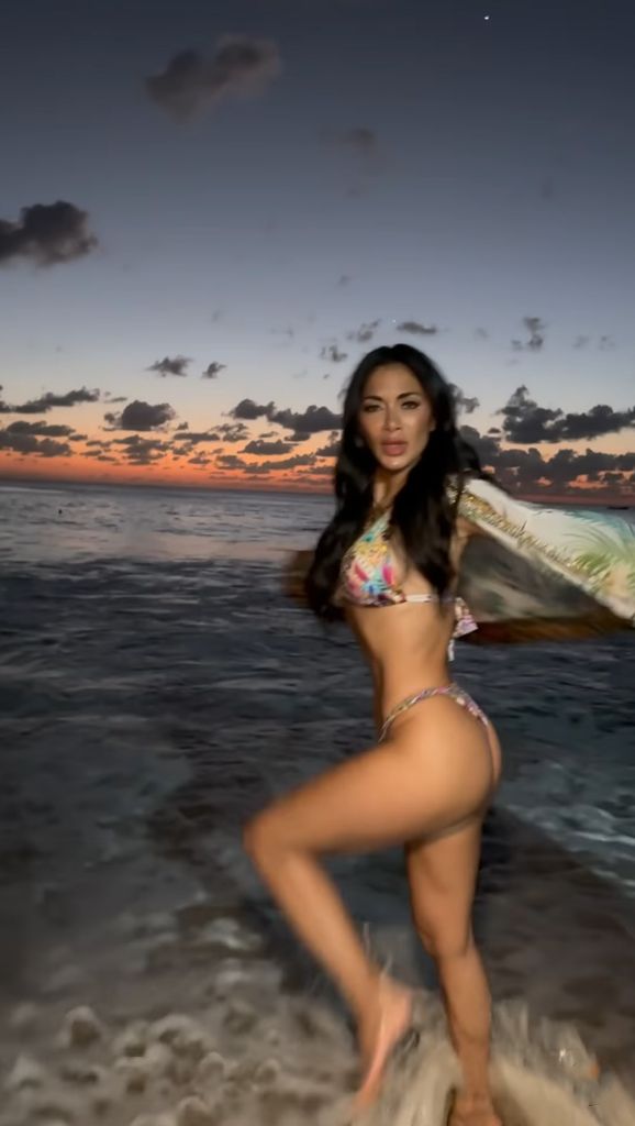 Nicole Scherzinger showed off her insanely toned figure as she ran into the ocean