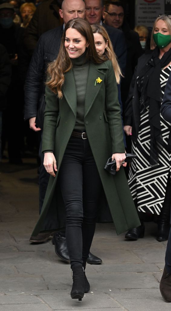 Catherine, Duchess of Cambridge mengunjungi Pasar Abergavenny dengan Pangeran William, Duke of Cambridge pada 01 Maret 2022 di Abergavenny, Wales.