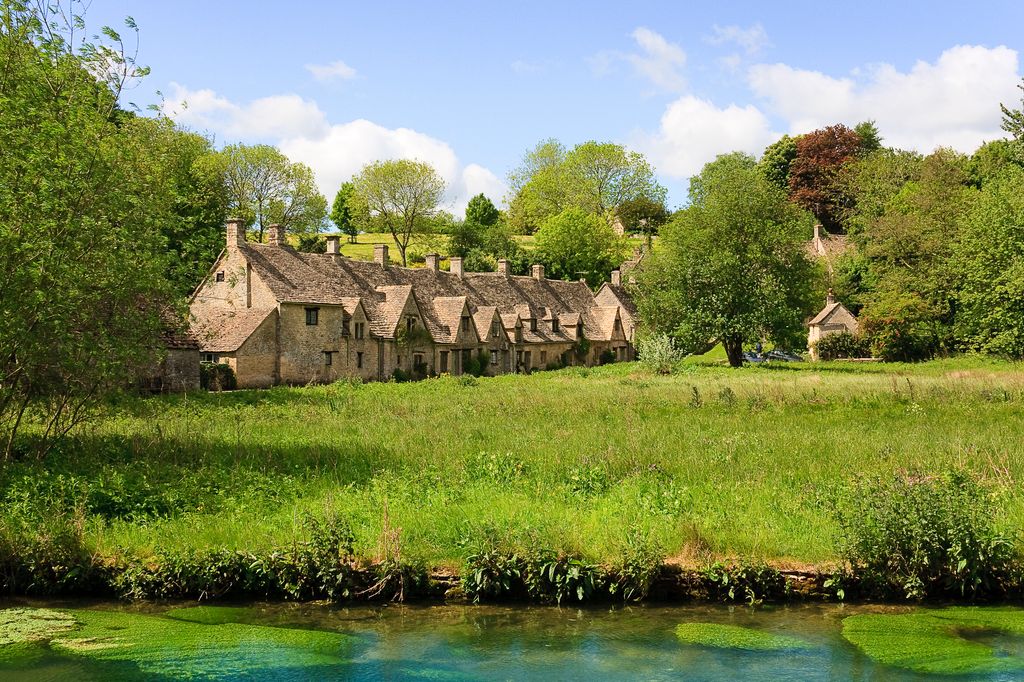Row of traditional Costwold cottages in Bibury, Gloucestershire