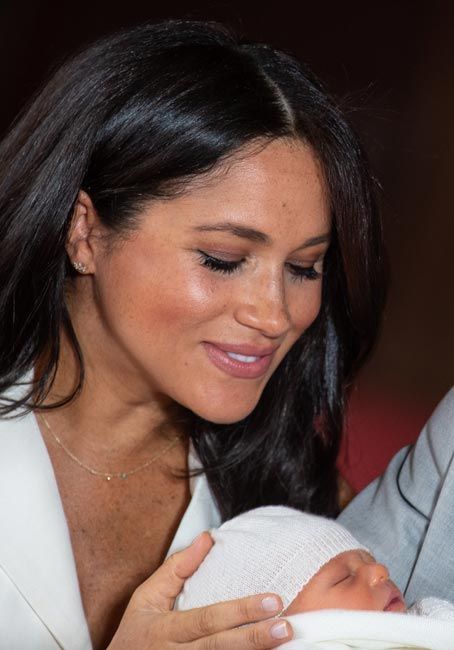 meghan markle looks at archie