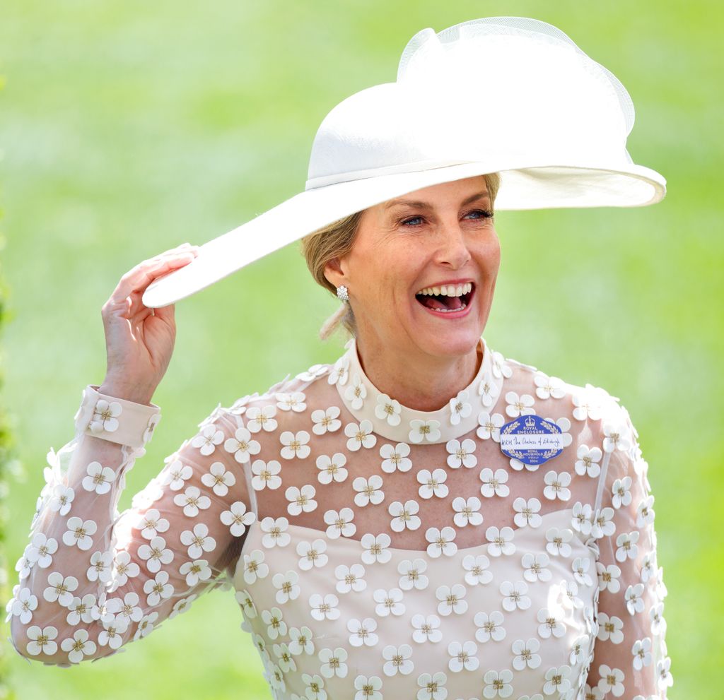Duchess Sophie dengan gaun putih dan topi putih