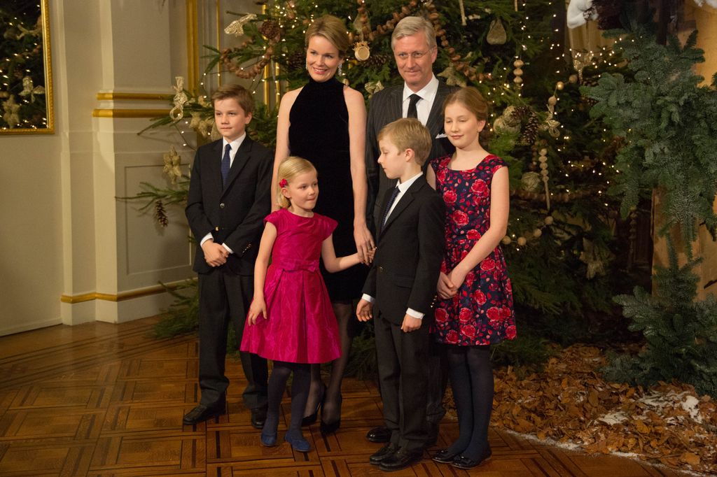 Prince Gabriel, Princess Eleonore, Queen Mathilde, Prince Emmanuel, King Philippe and Princess Elisabeth of Belgium in front of christmas tree