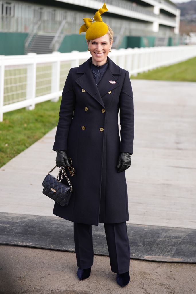 Zara Tindall con guantes de cuero y sombrero caliente en Hallonham