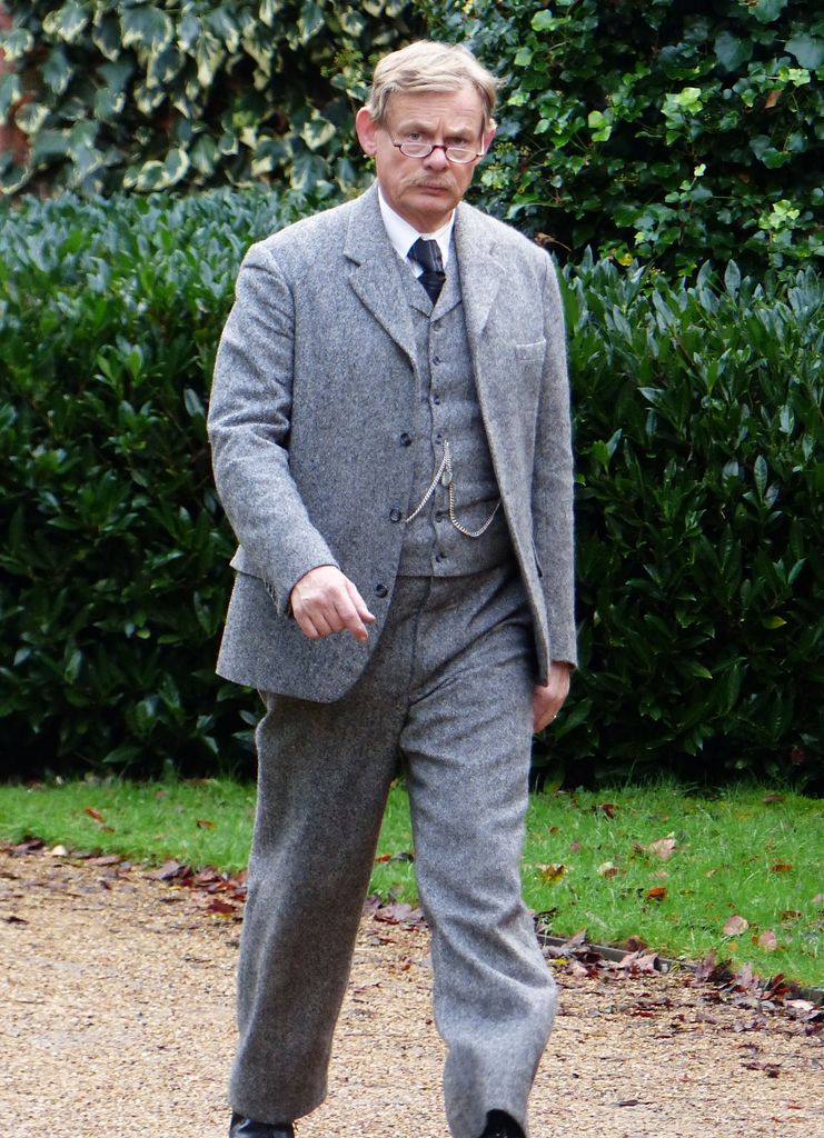 Man in a gray suit and glasses that go on the Steinweg