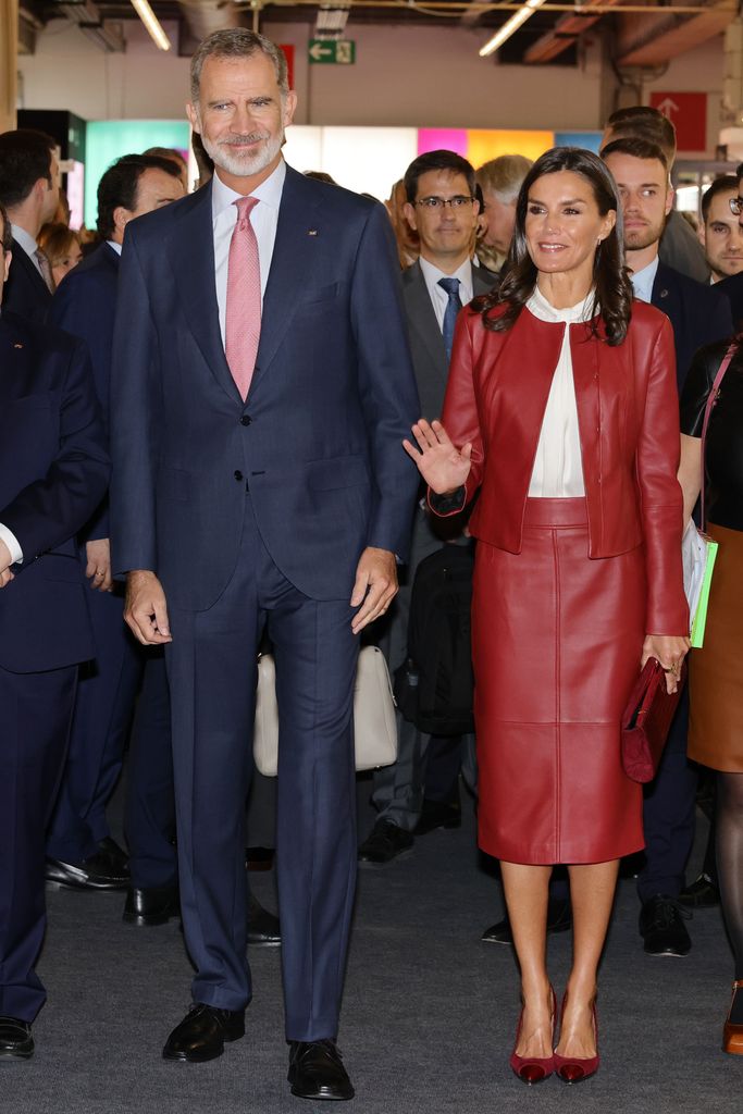 Rainha Letizia com saia e jaqueta vermelhas