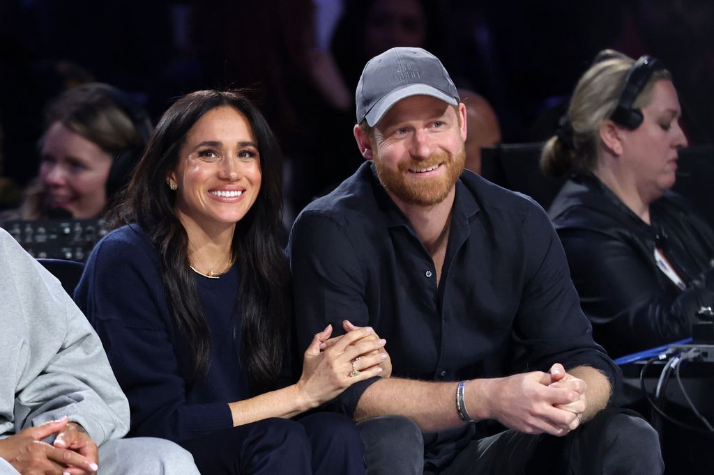 La bague « tendance » de 190 000 $ de Meghan Markle contient son plus gros diamant à ce jour 2 Meghan et Harry au match des étoiles de la NBA