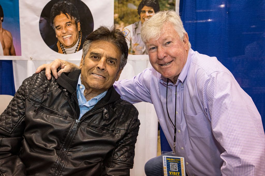 La star des CHiPs, Erik Estrada, 76 ans, n'a pas pris une ride 4 Erik avec sa co-star Larry Wilcox posent à la WonderCon 2024