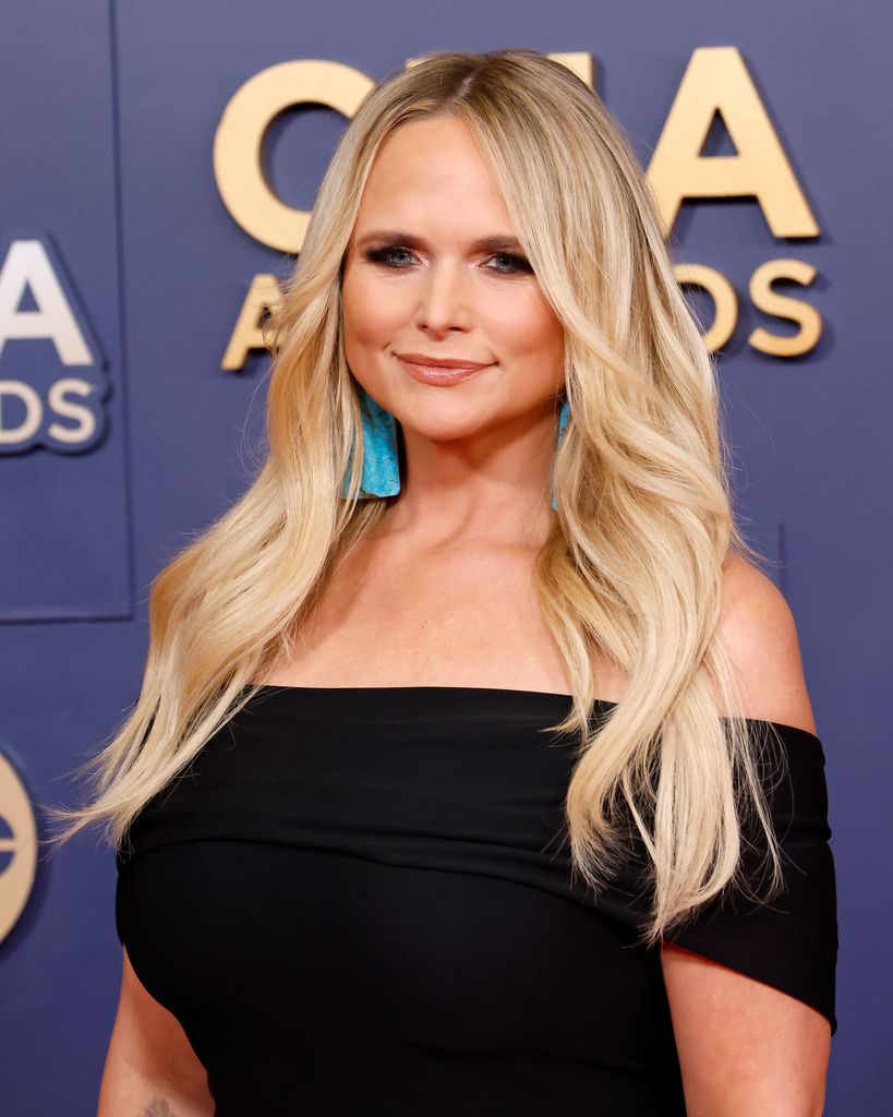 miranda lambert wearing black dress and turquoise earrings cmas