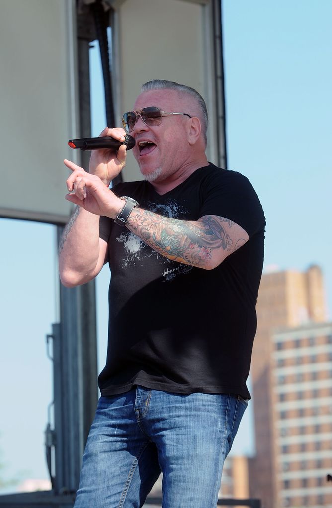 Steve Harwell singing on stage 