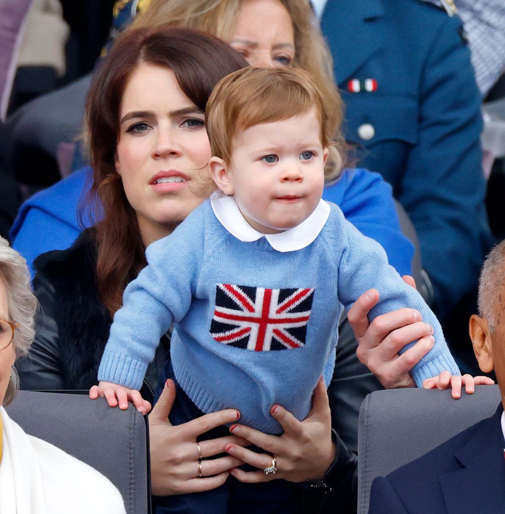 La princesse Eugénie avec son fils August Brooksbank en pull Union Jack sur ses genoux