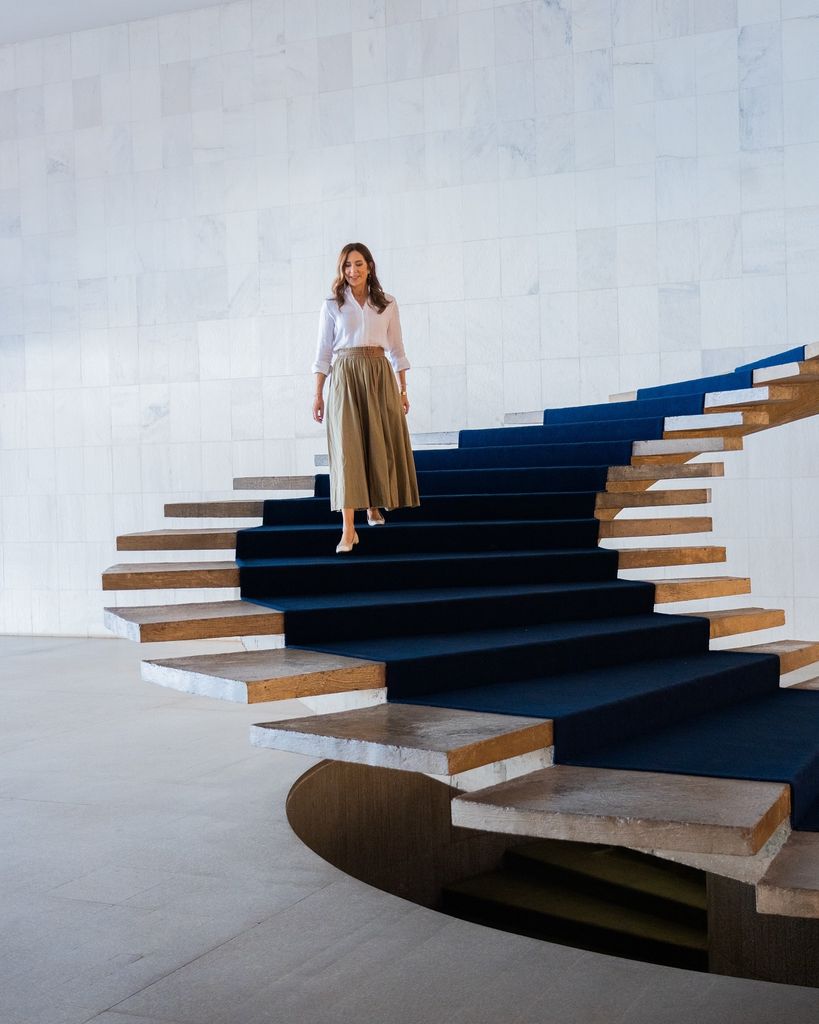 Queen Mary descending stairs 