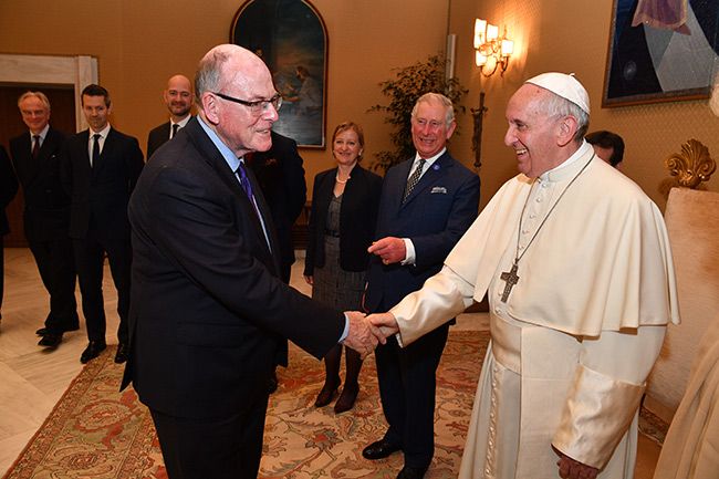 Royal photographer Arthur Edwards shaking hands with the Pope