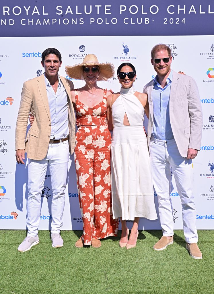 Nacho Figueras, Delfina Blaquier, Meghan, księżna Sussex i książę Harry pozują na zewnątrz