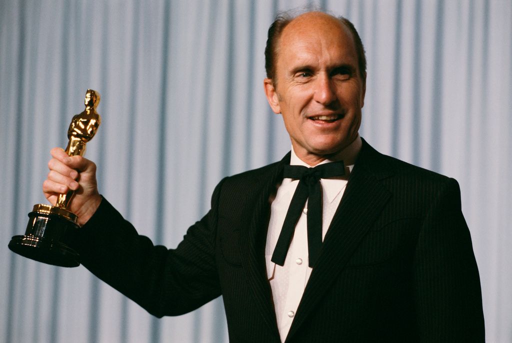 À l'intérieur du mariage de 41 ans d'écart d'âge de Robert Duvall avec sa femme actrice 4 Robert Duvall avec son Oscar