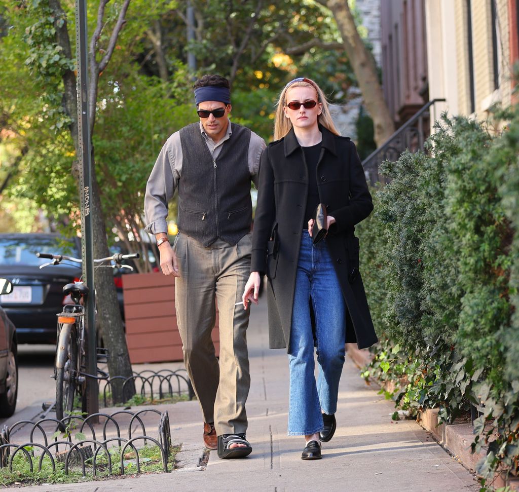 Je suis obsédée par les tenues des années 90 de Carolyn Bessette-Kennedy dans Disney's Love Story – voici comment les copier 4 Sarah Pidgeon sur le tournage d'American Love Story