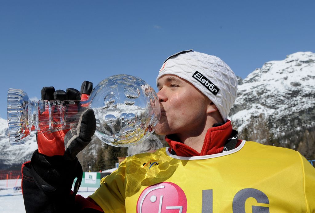 L'autrichien Markus Schairer embrasse la Coupe du monde de snowboard cross le 20 mars 2009 à Valmalenco