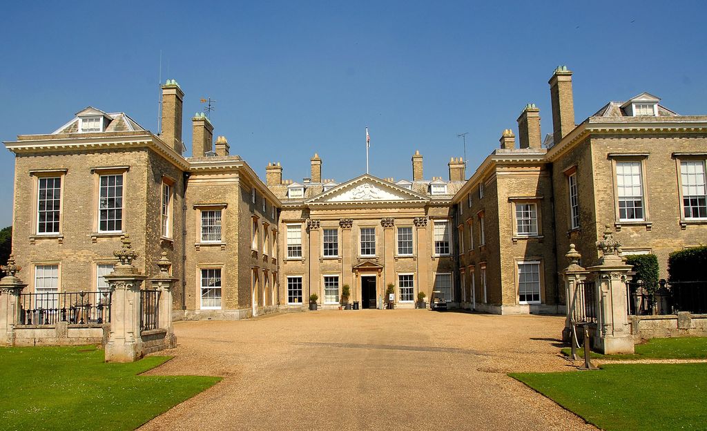 Il a passé une partie de son enfance à Althorp, le siège de la famille Spencer où la princesse Diana a passé son enfance.