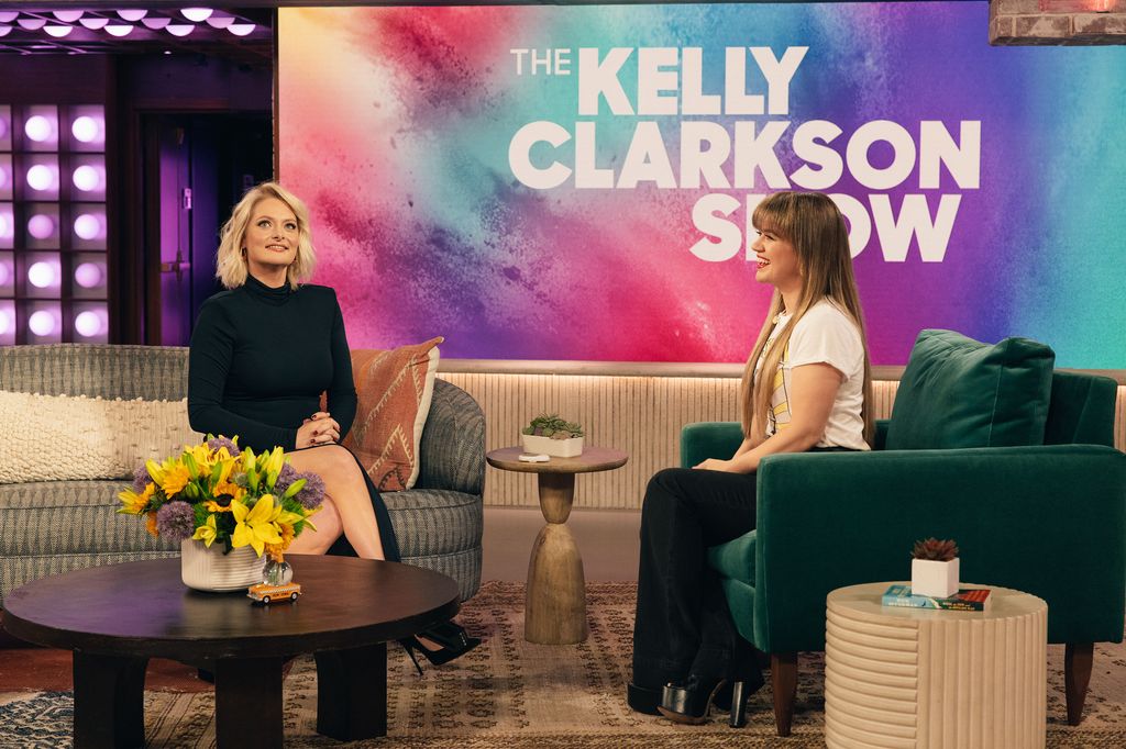 Lauren Ash joins Kelly Clarkson on The Kelly Clarkson Show 