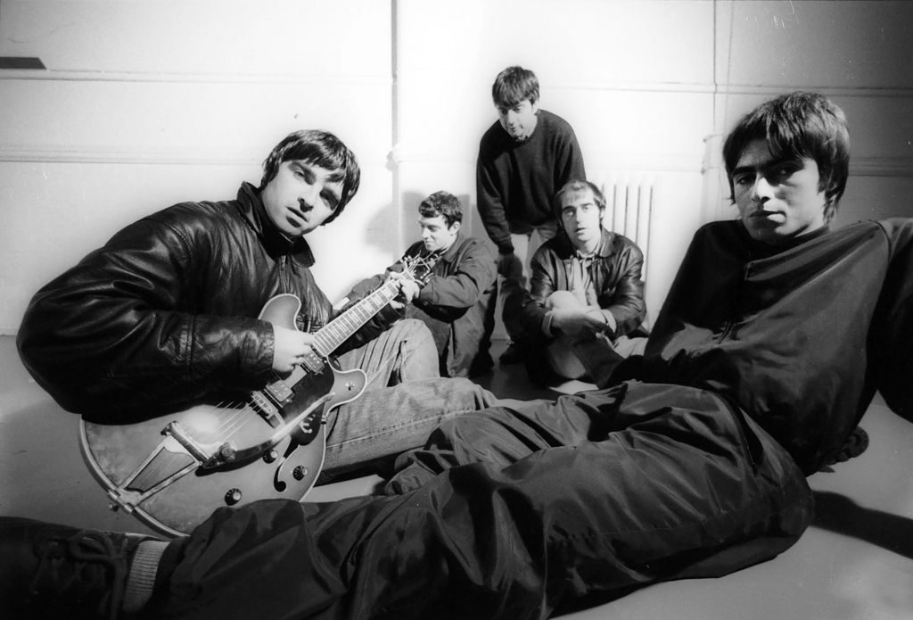 Portrait de groupe du groupe de rock britannique Oasis chez Nomad Studios à Manchester, Royaume-Uni, 29 novembre 1993. LR Noel Gallagher, Paul Arthurs (alias Bonehead), Paul McGuigan, Tony McCarroll, Liam Gallagher. 