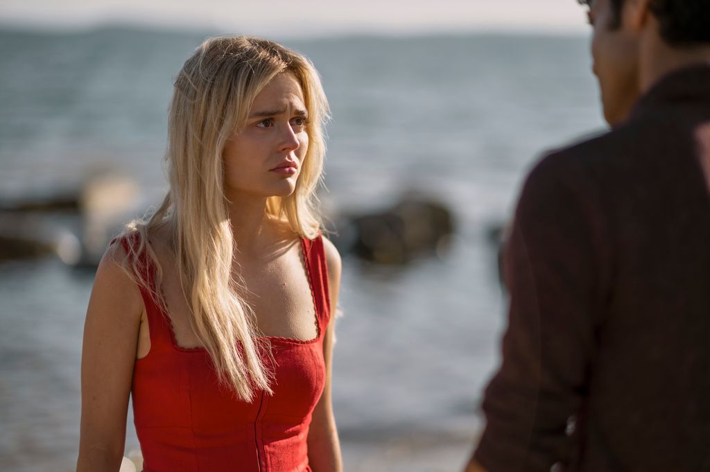 5 Nouveaux thrillers criminels et séries dramatiques à fréquenter sur la vidéo privilégiée maintenant 3 Jeune femme en haut rouge debout sur la plage