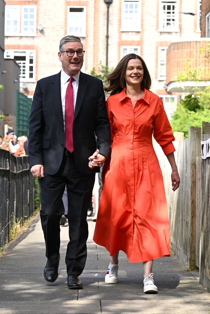 O líder do Partido Trabalhista, Keir Starmer, e sua esposa Victoria chegam para votar em uma seção eleitoral em 4 de julho de 2024 em Londres, Reino Unido.