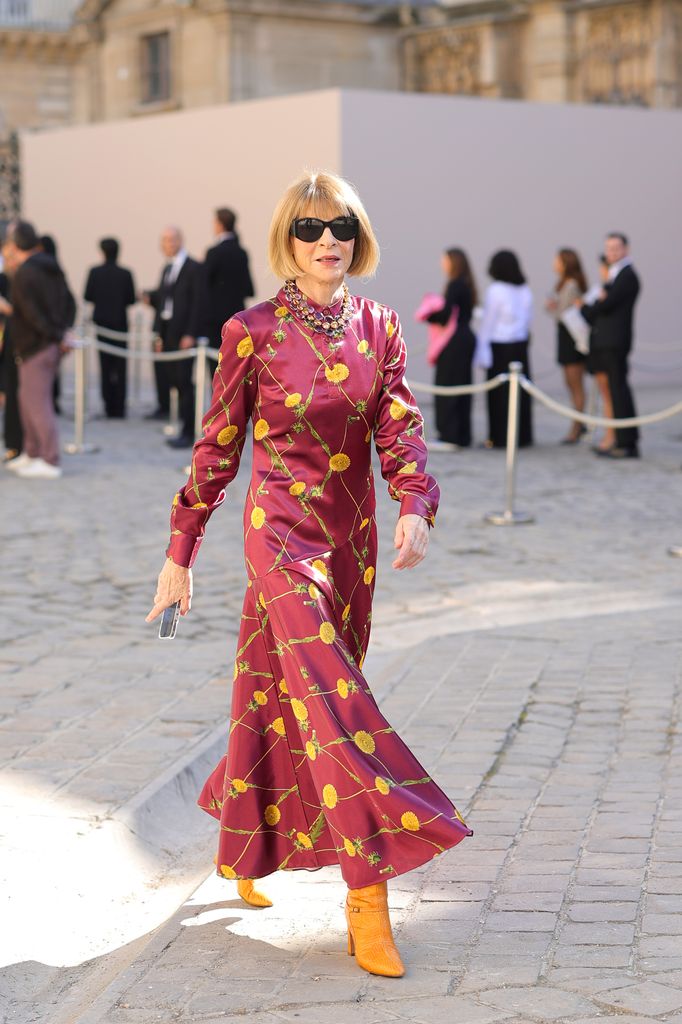 Anna Wintour dans la robe imprimée Marroon