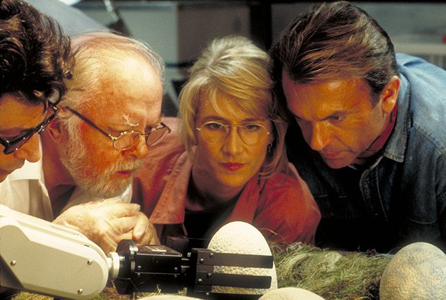 Sam Neill looking at dinosaur egg in Jurassic Park