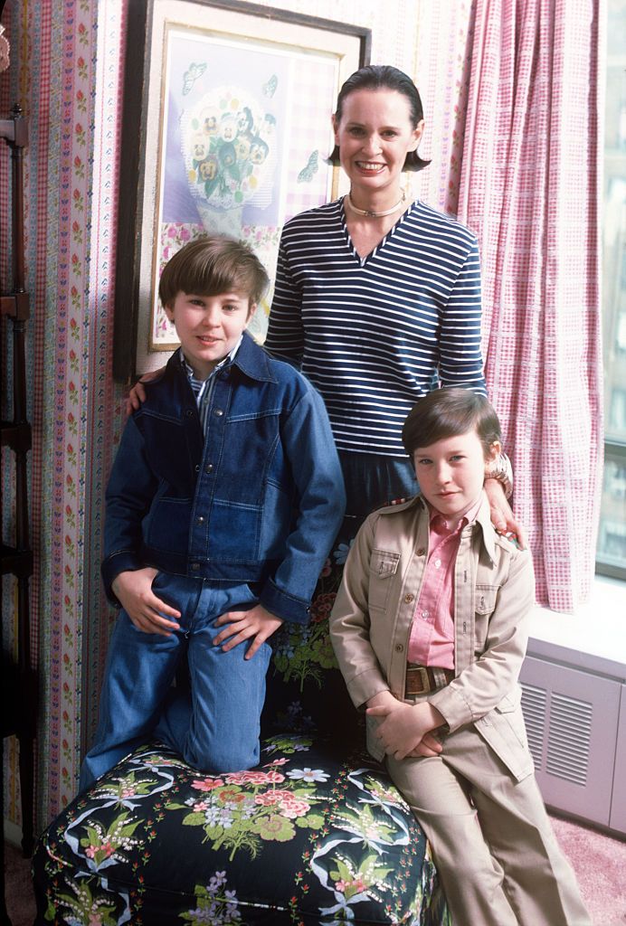 Anderson pictured with his mom Gloria Vanderbilt and older brother, Carter Cooper