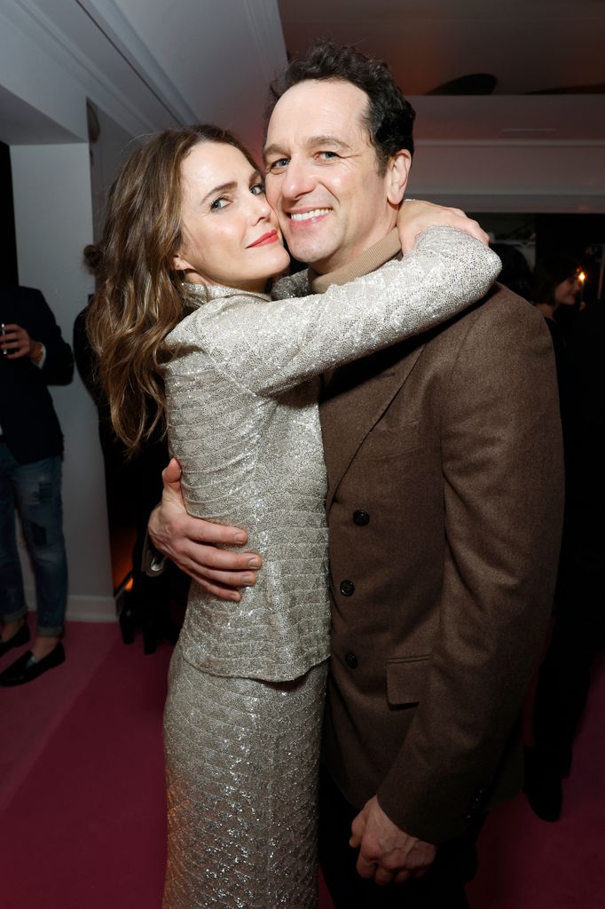 Les meilleurs moments de couple de Keri Russell et Matthew Rhys sur le tapis rouge 4 Keri Russell en costume argenté et Matthew Rhys en blazer marron assistent à la soirée annuelle des meilleures performances du W Magazine au Château Marmont