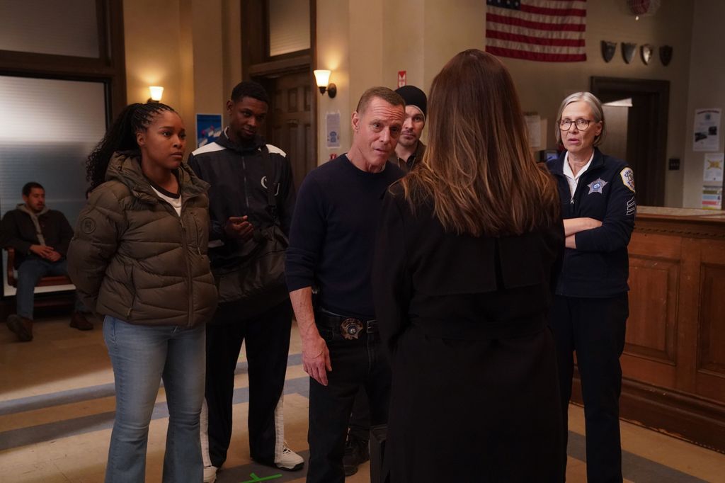 Toya Turner en tant que Kiana Cook, Myles Alexander Evans comme Damone, Jason Beghe comme Hank Voight, Patrick John Flueger en tant qu'officier Adam Ruzek, Amy Morton en tant que Sgt de bureau. Trudy Platt sur Chicago PD Saison 12