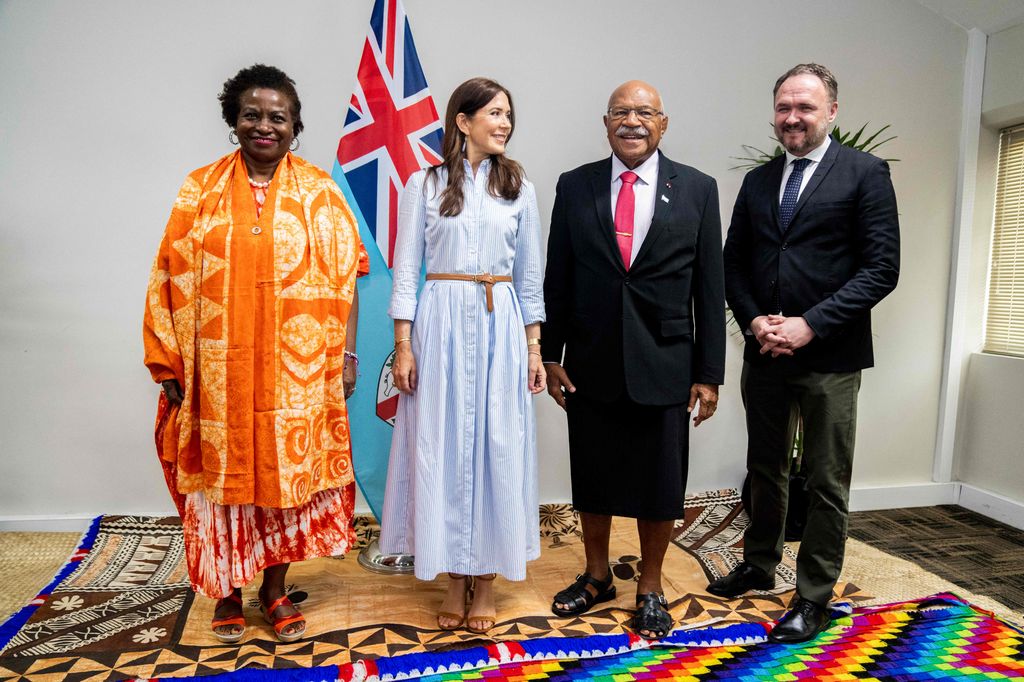 A então princesa herdeira Mary em vestido listrado com a Diretora Executiva do UNFPA, Nathalia Kanem (L) e o Primeiro Ministro de Fiji, Sitiveni L. Rabuka 