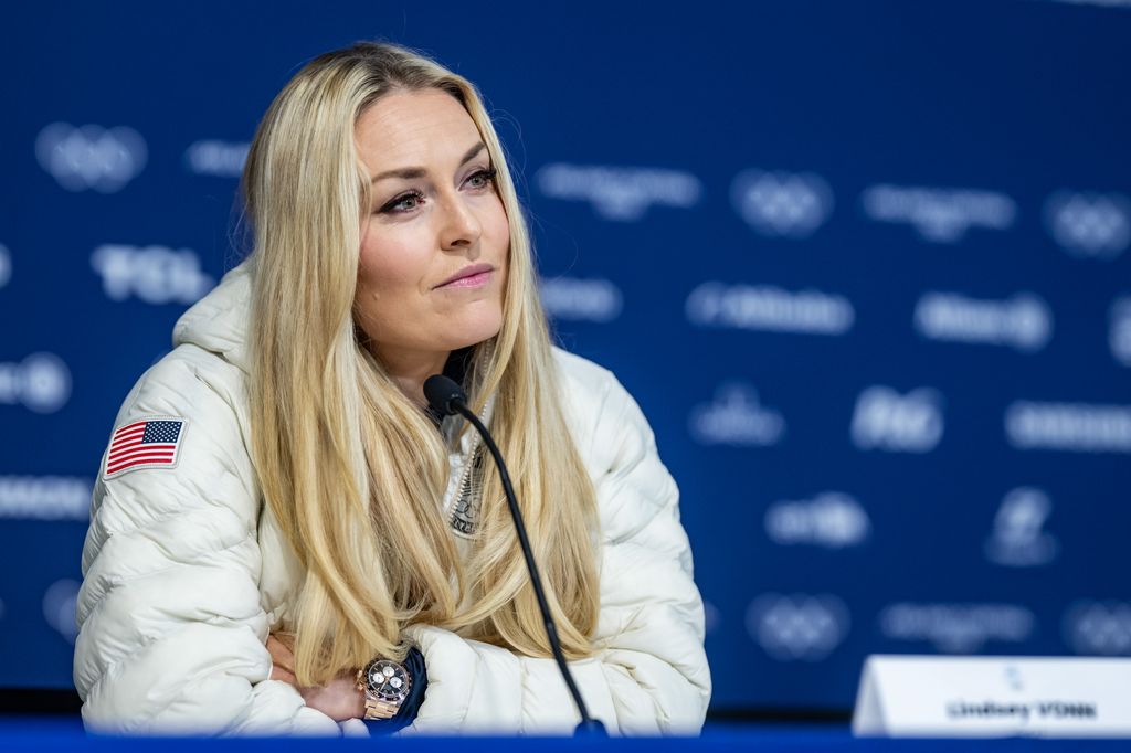 Lindsey Vonn, de l'équipe des États-Unis, s'exprime lors d'une conférence de presse de ski alpin féminin de l'équipe des États-Unis au stade olympique de curling de Cortina, le jour moins trois des Jeux Olympiques d'hiver de Milan Cortina 2026, le 3 février 2026 à Cortina d'Ampezzo, en Italie.