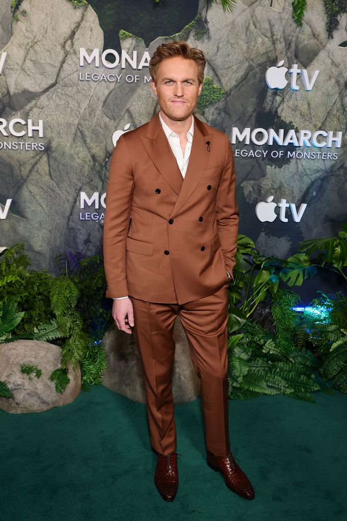 photo de Wyatt Russell avec une barbe de trois jours et des cheveux plus courts