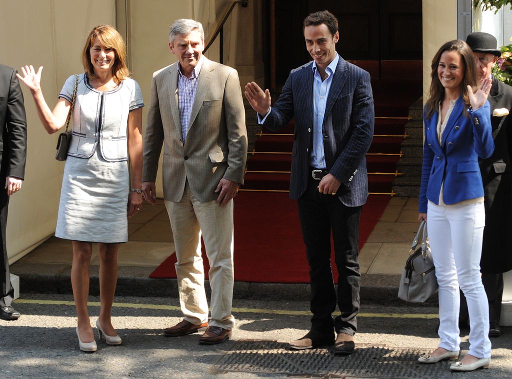 Middletons devant l'hôtel Goring après le mariage royal en 2011