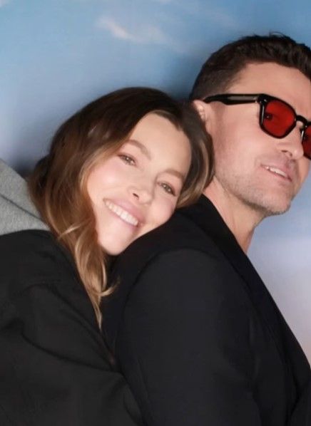 Jessica Biel umarmt Ehemann Justin Timberlake von hinten