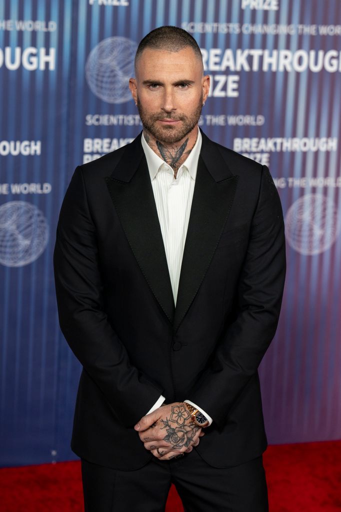 photo d'Adam Levine en costume noir