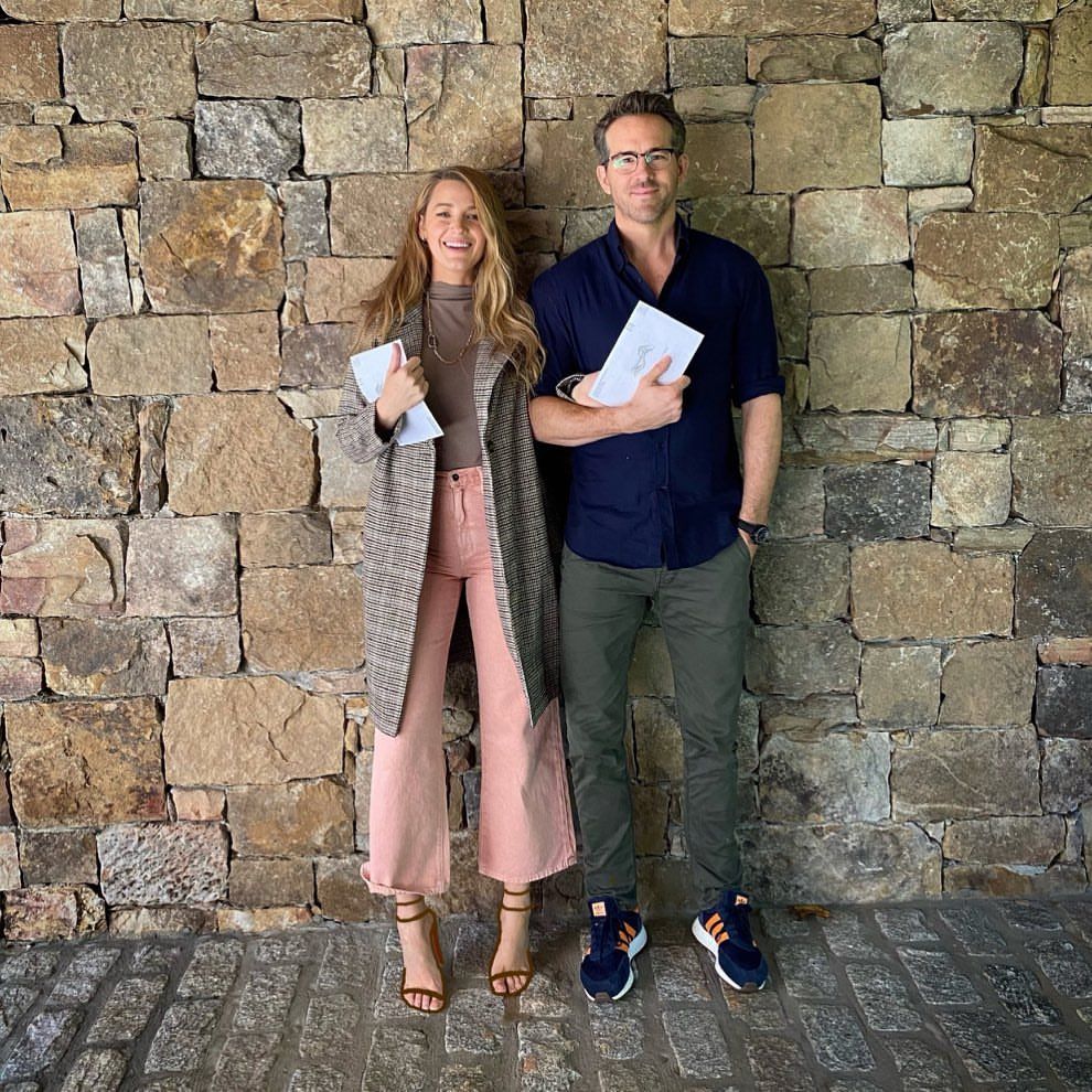 Blake Lively with photoshopped shoes as she posed for a photo with Ryan Reynolds