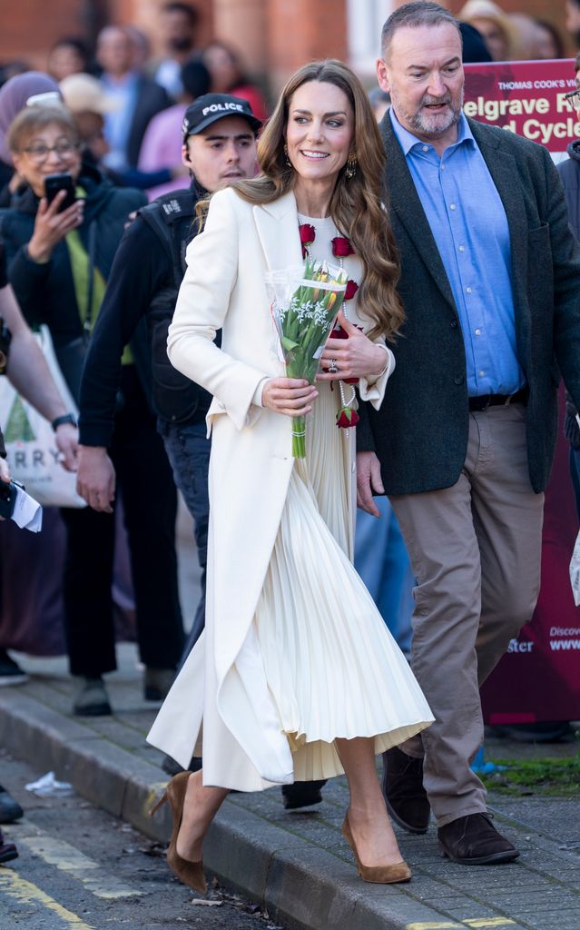 Kate a reçu des fleurs lors de sa visite à Leicester