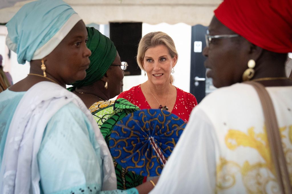 A Duquesa de Edimburgo falando com mulheres em trajes tradicionais africanos